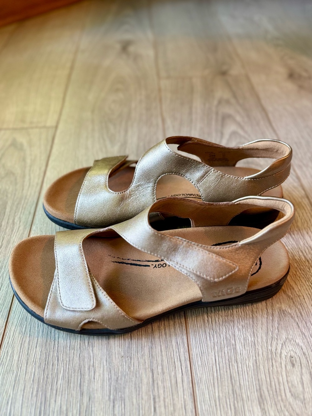 Taos Serene Champagne Metallic Ergonomic Comfort Sandals, 8, Leather + Velcro - Picture 10 of 11